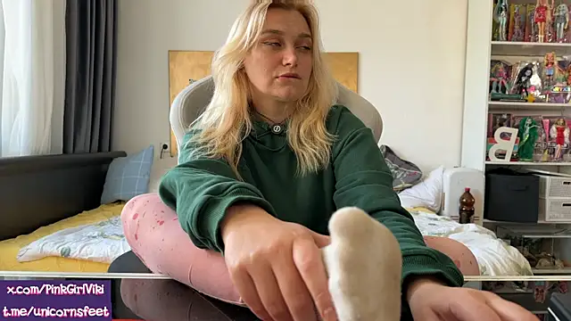 Snapshot of unicornsfeet chatting on April 2026 11:42:02 AM unicornsfeet online show from April 2026 11:42:02 AM