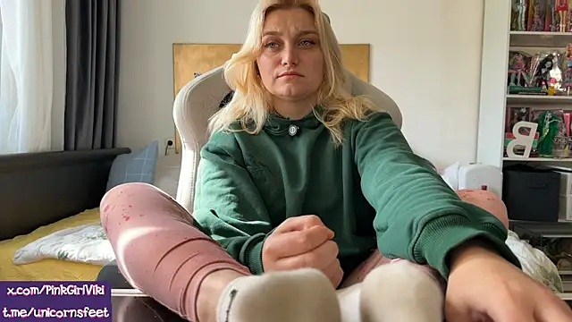Snapshot of unicornsfeet chatting on April 2026 12:29:02 PM unicornsfeet online show from April 2026 12:29:02 PM