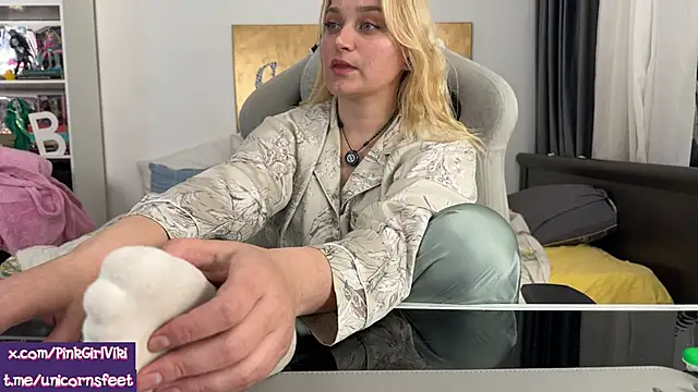 Snapshot of unicornsfeet chatting on May 2026 06:15:02 PM unicornsfeet online show from May 2026 06:15:02 PM