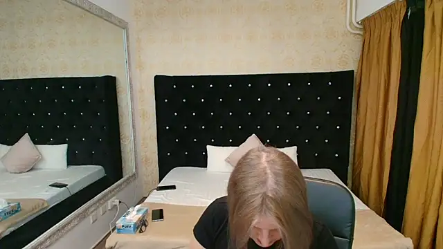 Snapshot of Lilly_hott chatting on November 2025 07:52:02 PM Lilly hott online show from November 2025 07:52:02 PM