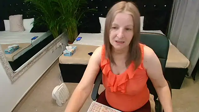 Snapshot of Lilly_hott chatting on November 2025 06:51:01 PM Lilly hott online show from November 2025 06:51:01 PM