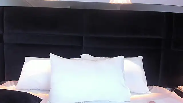 Snapshot of MiaStor chatting on January 2025 05:30:02 PM MiaStor online show from January 2025 05:30:02 PM