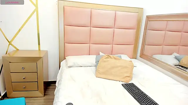 Snapshot of Mady-Edwards chatting on January 2025 04:08:01 AM Mady-Edwards online show from January 2025 04:08:01 AM