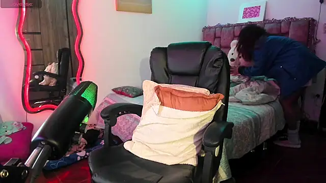 Snapshot of ladyrd1 chatting on January 2025 01:09:02 PM ladyrd1 online show from January 2025 01:09:02 PM