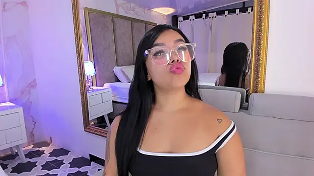 Snapshot of MarianaGarciaa__ chatting on February 2025 01:31:01 AM MarianaGarciaa online show from February 2025 01:31:01 AM