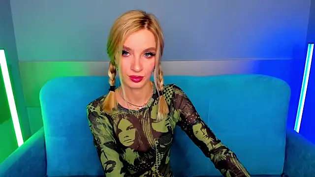 Snapshot of AlinaLovelyX chatting on March 2025 01:21:01 AM AlinaLovelyX online show from March 2025 01:21:01 AM