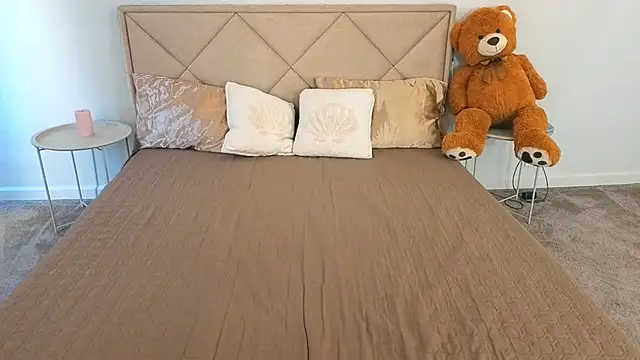 IceDanielles online show from April 2026 12:35:02 PM