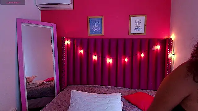 Snapshot of littleebonny chatting on December 2024 12:58:02 PM littleebonny online show from December 2024 12:58:02 PM
