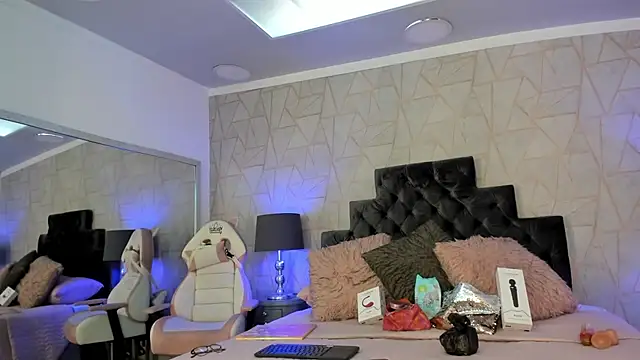 Snapshot of emily_parkerr chatting on February 2025 01:22:01 PM emily parkerr online show from February 2025 01:22:01 PM