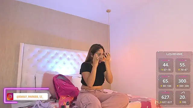 Snapshot of emily_parkerr chatting on April 2026 04:50:02 PM emily parkerr online show from April 2026 04:50:02 PM