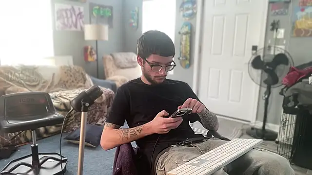 Snapshot of hungkubenski chatting on December 2025 07:18:01 PM hungkubenski online show from December 2025 07:18:01 PM