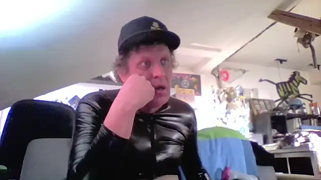 Snapshot of Bigthroaterboy chatting on May 2026 05:18:02 PM Bigthroaterboy online show from May 2026 05:18:02 PM