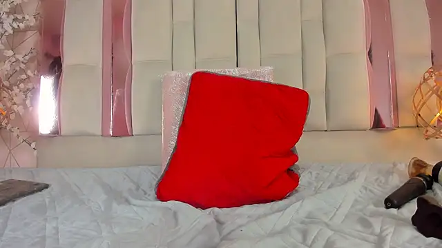 Snapshot of SaraMartini1 chatting on December 2024 12:05:01 PM SaraMartini1 online show from December 2024 12:05:01 PM