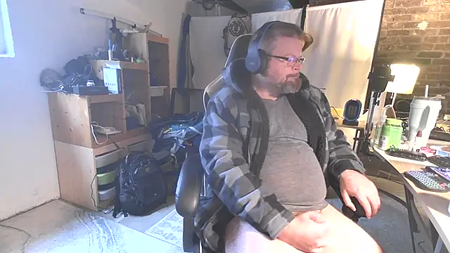 Snapshot of MagnusCockus chatting on April 2026 12:25:01 PM MagnusCockus online show from April 2026 12:25:01 PM