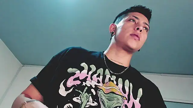 Snapshot of Aleja1214 chatting on February 2025 05:18:02 PM Aleja1214 online show from February 2025 05:18:02 PM