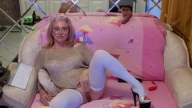 Snapshot of BEST-1 chatting on November 2025 01:50:02 AM BEST-1 online show from November 2025 01:50:02 AM