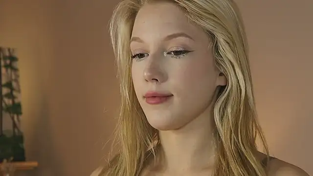 Snapshot of AliceLebel chatting on September 2025 04:12:02 AM AliceLebel online show from September 2025 04:12:02 AM