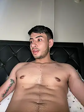 Snapshot of tom_thick chatting on March 2025 09:32:02 PM tom thick online show from March 2025 09:32:02 PM