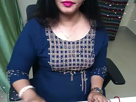 Arushisingh8888 online show from November 2025 01:18:02 PM