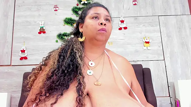 Snapshot of Lynn_Jones chatting on January 2025 02:54:02 AM Lynn Jones online show from January 2025 02:54:02 AM