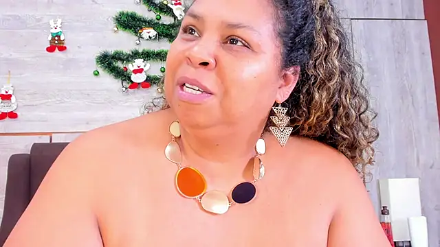 Snapshot of Lynn_Jones chatting on January 2025 12:22:02 AM Lynn Jones online show from January 2025 12:22:02 AM