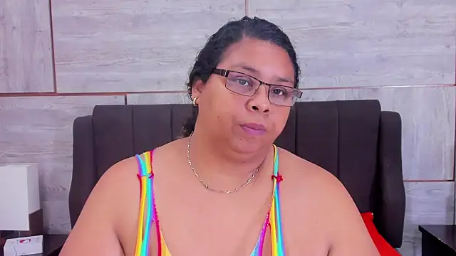 Snapshot of Lynn_Jones chatting on February 2025 04:48:01 AM Lynn Jones online show from February 2025 04:48:01 AM