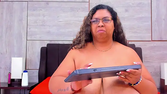 Snapshot of Lynn_Jones chatting on February 2025 10:49:01 AM Lynn Jones online show from February 2025 10:49:01 AM