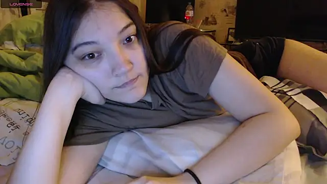 Snapshot of AlisaDevis chatting on October 2025 04:06:02 PM AlisaDevis online show from October 2025 04:06:02 PM