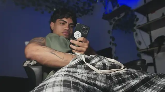 Snapshot of Young_laroi chatting on April 2026 05:43:02 AM Young laroi online show from April 2026 05:43:02 AM