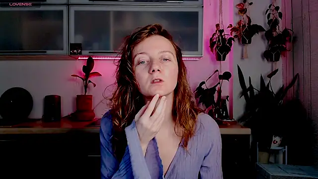 Elly Helly online show from December 2025 08:14:01 PM