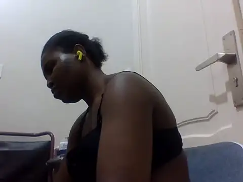 Snapshot of queenzuena chatting on May 2026 08:37:01 PM queenzuena online show from May 2026 08:37:01 PM