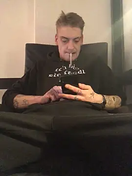 Snapshot of Simboxxx040 chatting on December 2024 09:17:01 PM Simboxxx040 online show from December 2024 09:17:01 PM