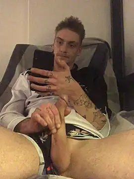 Snapshot of Simboxxx040 chatting on January 2025 11:18:01 PM Simboxxx040 online show from January 2025 11:18:01 PM