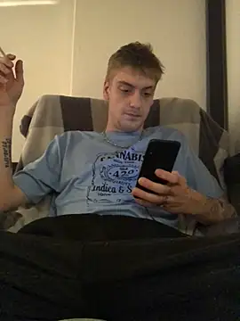 Snapshot of Simboxxx040 chatting on January 2025 11:03:02 PM Simboxxx040 online show from January 2025 11:03:02 PM