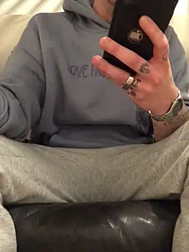 Snapshot of Simboxxx040 chatting on March 2026 11:07:02 PM Simboxxx040 online show from March 2026 11:07:02 PM