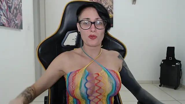 Snapshot of CrisBathoryxxx chatting on December 2024 03:10:02 AM CrisBathoryxxx online show from December 2024 03:10:02 AM