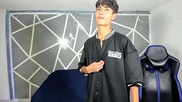 oliverhot2005 online show from December 2024 09:24:02 PM