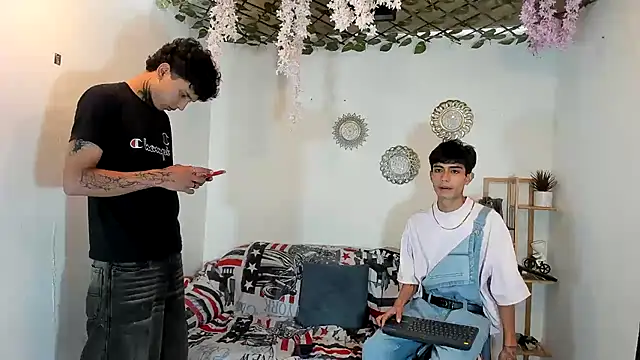 oliverhot2005 online show from November 2025 02:27:01 PM