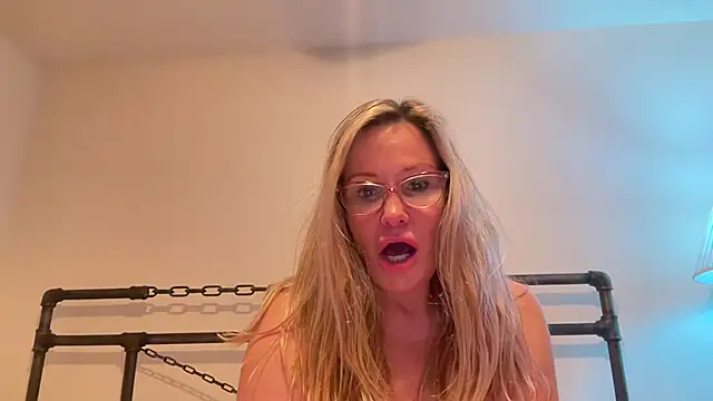 Snapshot of Milf_Goddess chatting on February 2025 01:18:02 AM Milf Goddess online show from February 2025 01:18:02 AM