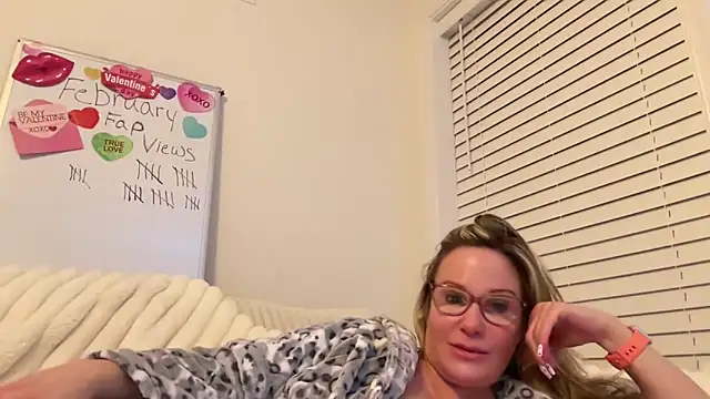 Snapshot of Milf_Goddess chatting on February 2025 03:44:02 AM Milf Goddess online show from February 2025 03:44:02 AM