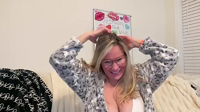 Snapshot of Milf_Goddess chatting on February 2025 04:31:01 AM Milf Goddess online show from February 2025 04:31:01 AM