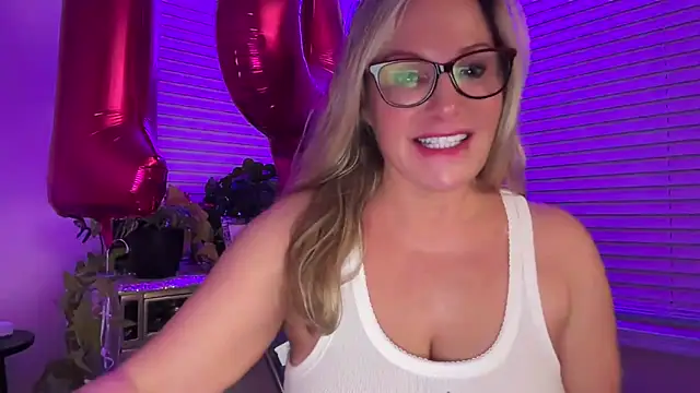 Snapshot of Milf_Goddess chatting on October 2025 05:51:02 AM Milf Goddess online show from October 2025 05:51:02 AM