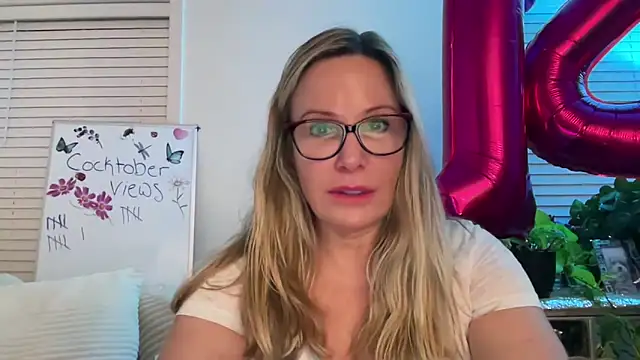 Snapshot of Milf_Goddess chatting on October 2025 04:46:02 AM Milf Goddess online show from October 2025 04:46:02 AM