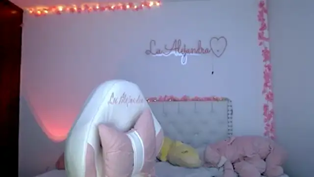 Snapshot of alee_lenoxx chatting on July 2026 07:23:02 AM alee lenoxx online show from July 2026 07:23:02 AM