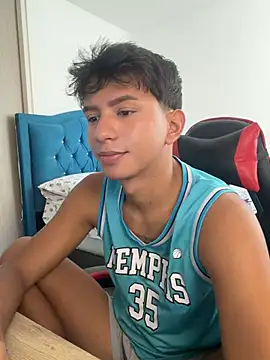 Snapshot of Leonarrrd_01 chatting on April 2026 07:44:02 PM Leonarrrd 01 online show from April 2026 07:44:02 PM