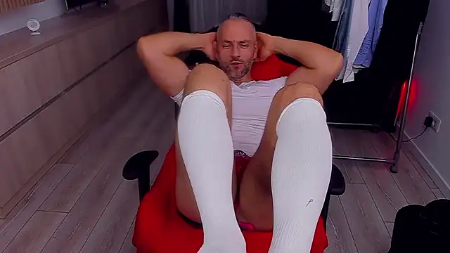 Snapshot of MarisMuscle chatting on October 2025 06:46:02 PM MarisMuscle online show from October 2025 06:46:02 PM