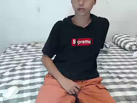 Snapshot of Asiantwink21 chatting on January 2026 08:25:02 PM Asiantwink21 online show from January 2026 08:25:02 PM