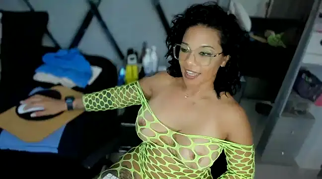 Snapshot of paula_daniela1 chatting on January 2025 11:14:01 PM paula daniela1 online show from January 2025 11:14:01 PM