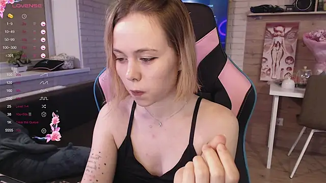 Snapshot of lucy_mirror chatting on October 2025 08:42:01 PM lucy mirror online show from October 2025 08:42:01 PM