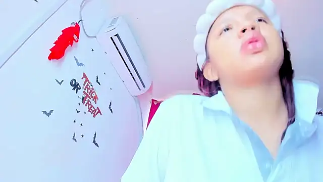 Emily Coper18 online show from November 2025 01:33:02 PM